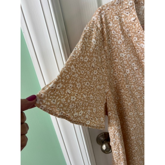 Torrid Womens Top Flutter Short Sleeve Vines Ditsy Floral Beige Size 3X NEW - Picture 3 of 5
